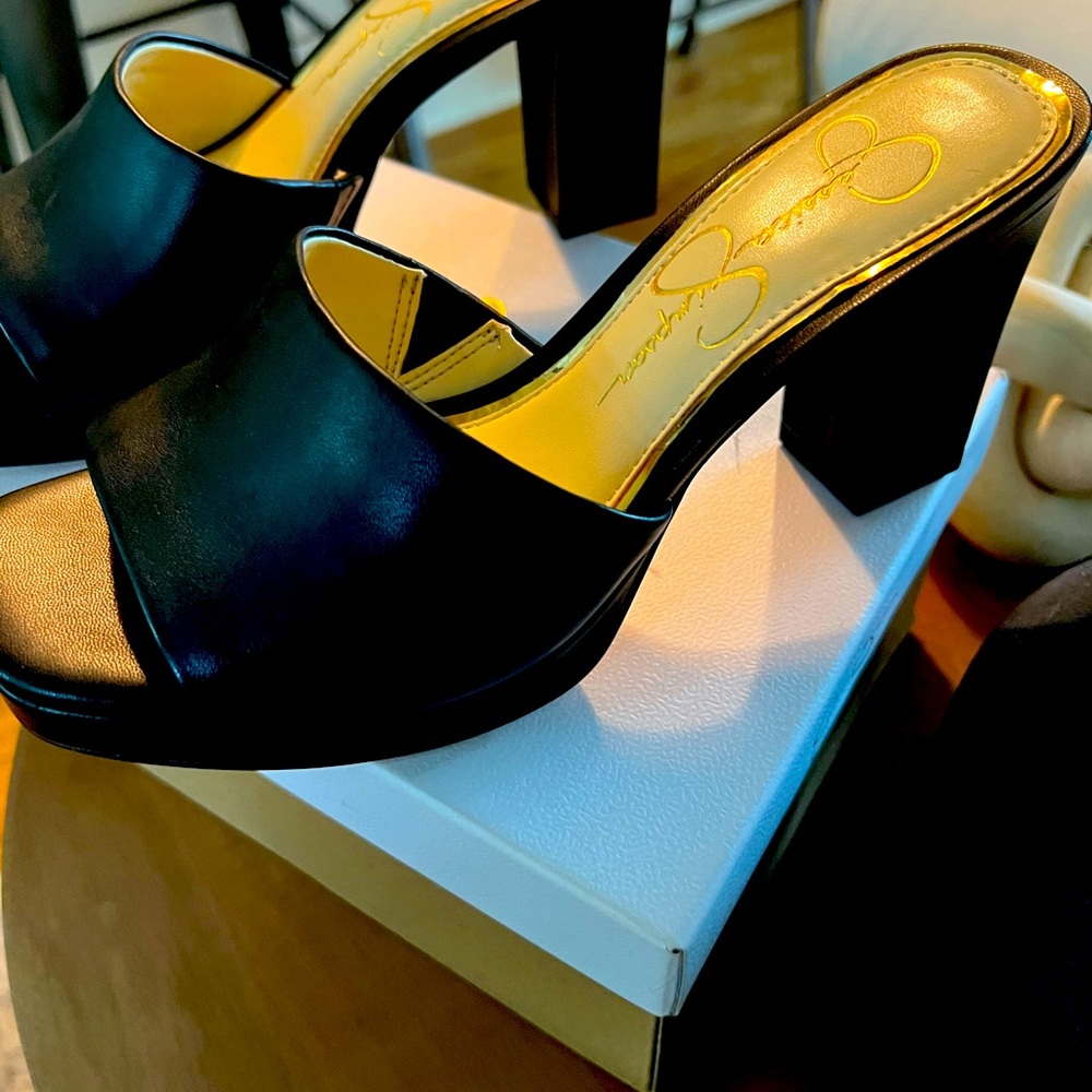 Jessica Simpson EL YZZA 6M. New in box